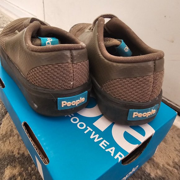 3/$25 🏷 People Army Green Slip On Shoes Size 6 - Picture 4 of 5